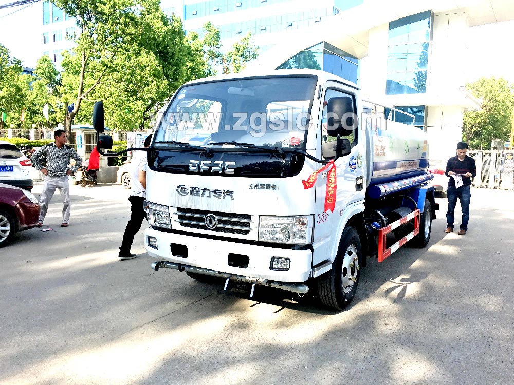 到湖北程力集團(tuán)訂購灑水車，現(xiàn)貨供應(yīng)隨時(shí)出發(fā)