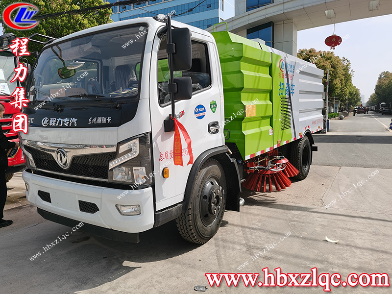 程力集團東風福瑞卡掃路車，北京客戶到廠自提車并學習操作方法